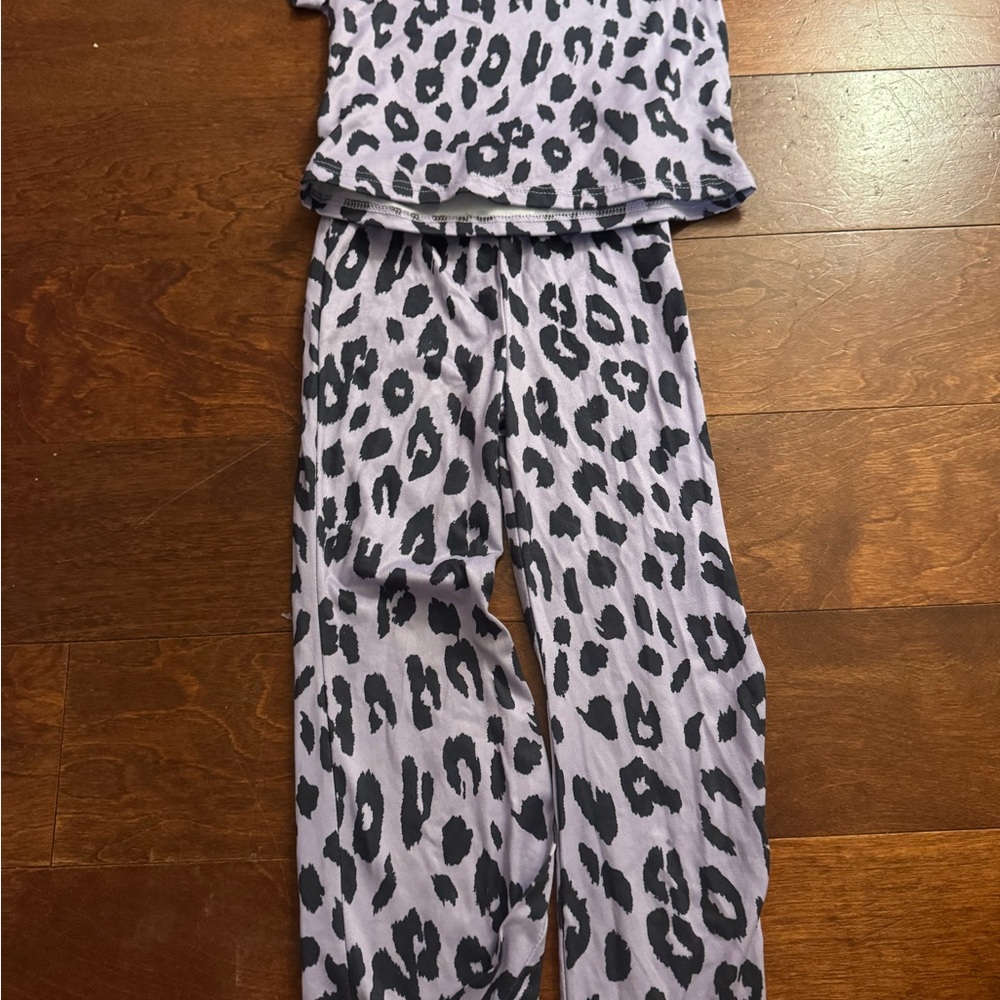 Girls' Leopard Print Pajama Set and Metallic Skirt Outfit - Picture 4 of 4